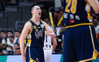廣東大勝晉級八強，雙子星45分，任駿飛被罰下。