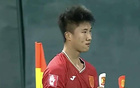廣州隊(duì)舊將張志雄進(jìn)球后展廣州、銅梁龍隊(duì)徽，情義雙全。