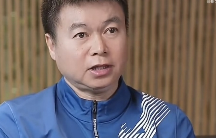 于根偉談巴頓踢右后衛(wèi):選位還是有些高 一度未更好協(xié)助后場(chǎng)出球