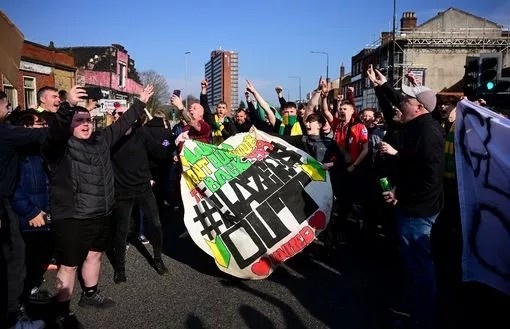 曼晚:約5000曼聯(lián)球迷賽前抗議格雷澤家族,打出多個標(biāo)語橫幅