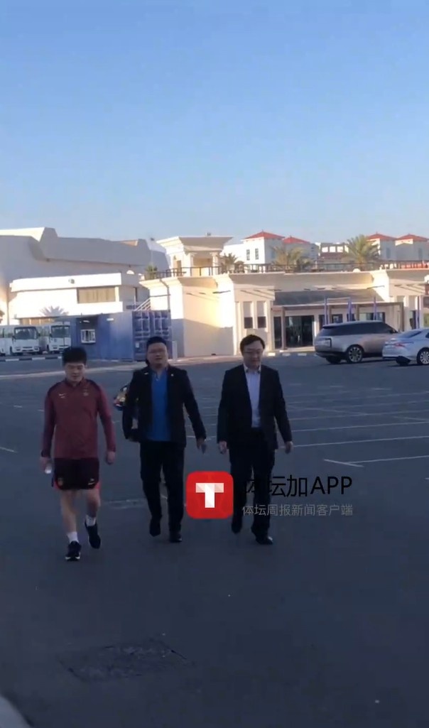 馬德興:迪拜領(lǐng)事館官員來到訓(xùn)練場(chǎng)地看望國(guó)足