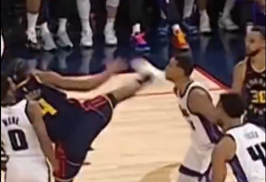 抬腳過高踢到了對手下巴!NBA官方:穆迪這一動作被判1級惡犯