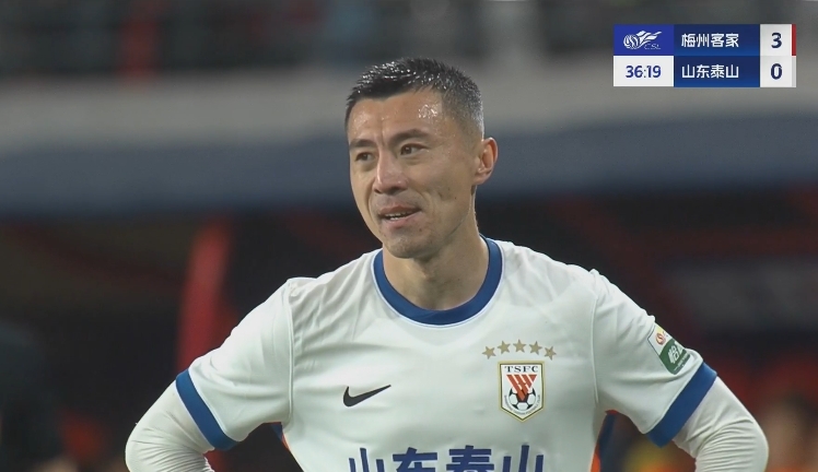 34分鐘0-3落后!36歲鄭錚苦笑36歲大雷沮喪 替補(bǔ)席黃政宇神態(tài)輕松
