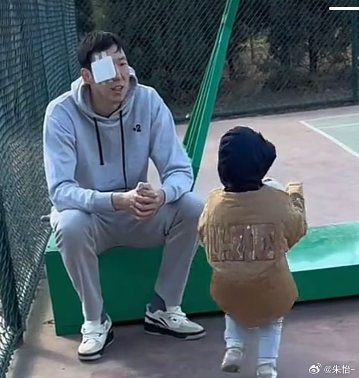 顧家好男人!記者曬出周琦手術后回歸家庭帶娃照片