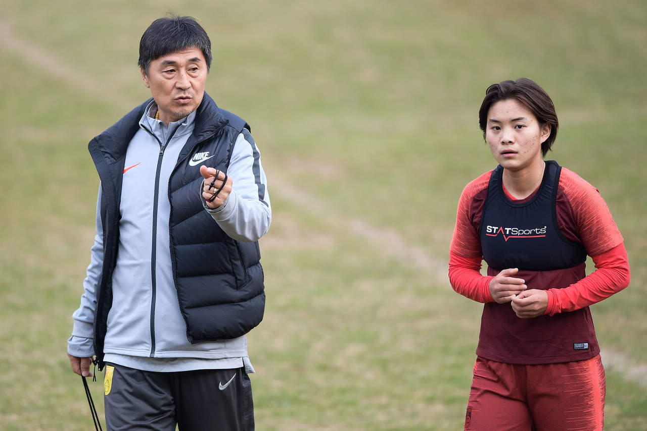 王霜與網友互動時談賈秀全“茶葉梗”:不需要買,是他送我們喝