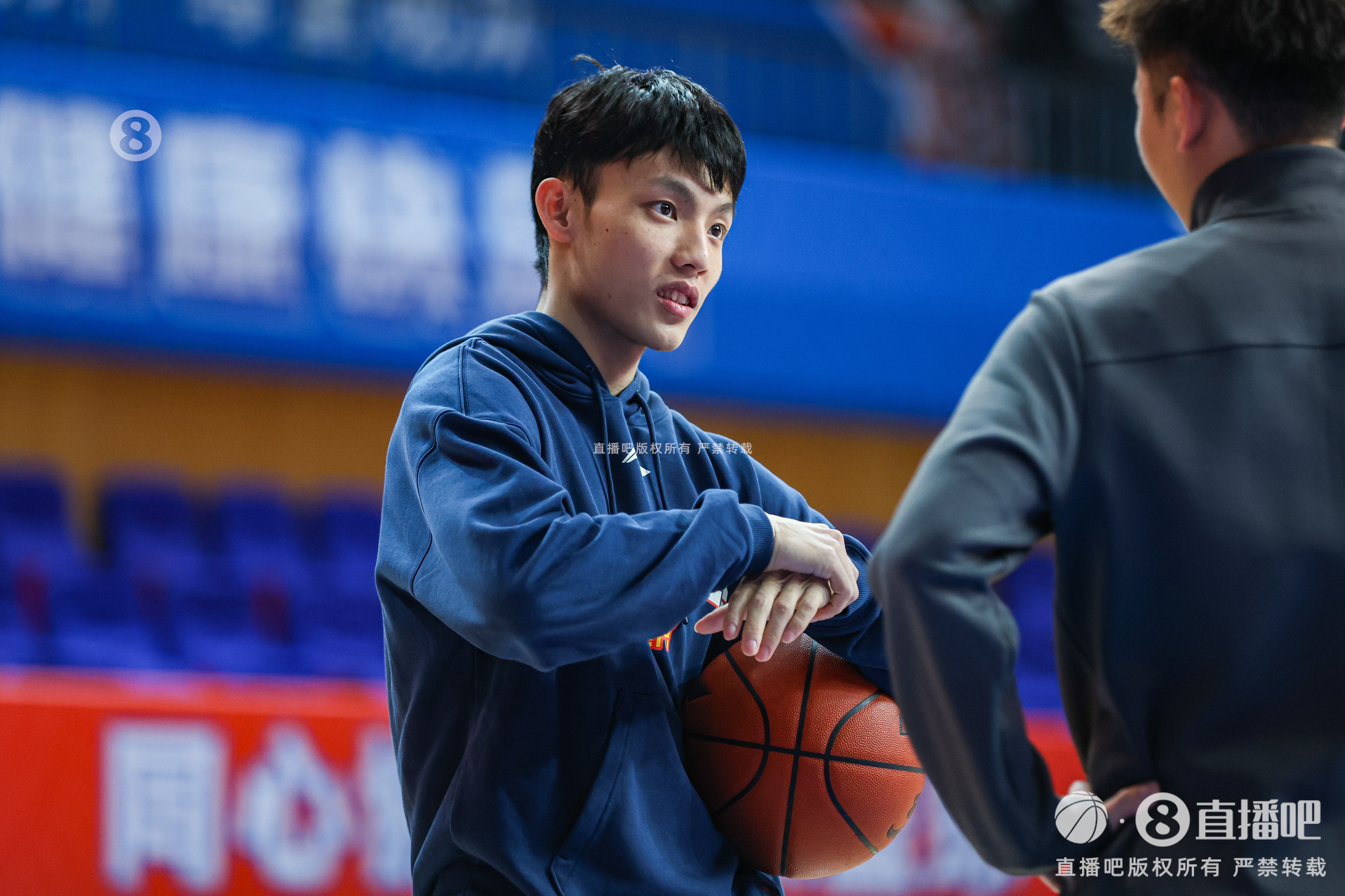 徐杰回應“搓澡”防守:那不然我們小個怎么防 就得主動去騷擾球
